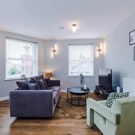 House 4 - Cheltenham Parade Loft