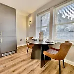 아파트 House 4 - Cheltenham Parade Loft