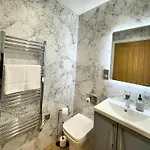 House 4 - Cheltenham Parade Loft 아파트 해러게이트