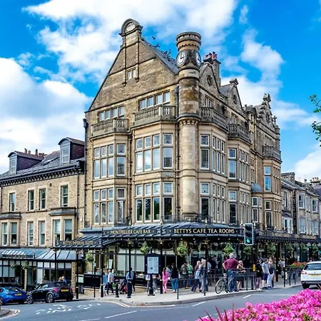 House 4 - Cheltenham Parade Loft * Harrogate