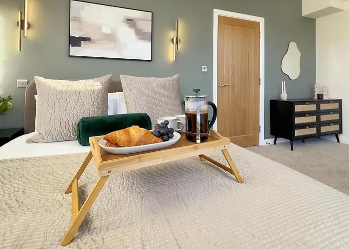 House 4 - Cheltenham Parade Loft *